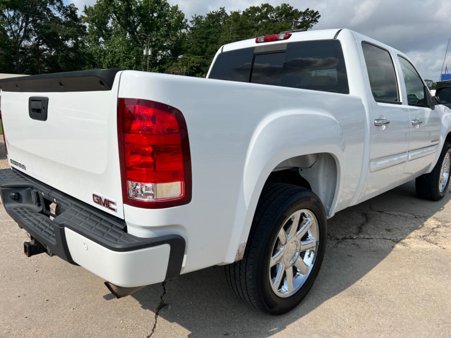 2008 White /Tan GMC Sierra 1500 Denali (2GTEC638881) with an 6.2 V8 engine, Automatic transmission, located at 4520 Airline Hwy, Baton Rouge, LA, 70805, (225) 357-1497, 30.509325, -91.145432 - 2008 GMC Crew Cab Denali **Two Owner & No Accidents** 6.2 V8 Gas, 176K Miles, Leather, Sunroof, Bose, Fully Loaded. FOR INFO PLEASE CONTACT JEFF AT 225 357-1497 CHECK OUT OUR A+ RATING WITH THE BETTER BUSINESS BUREAU WE HAVE BEEN A FAMILY OWNED AND OPERATED BUSINESS AT THE SAME LOCATION FOR OVER 45 - Photo#5